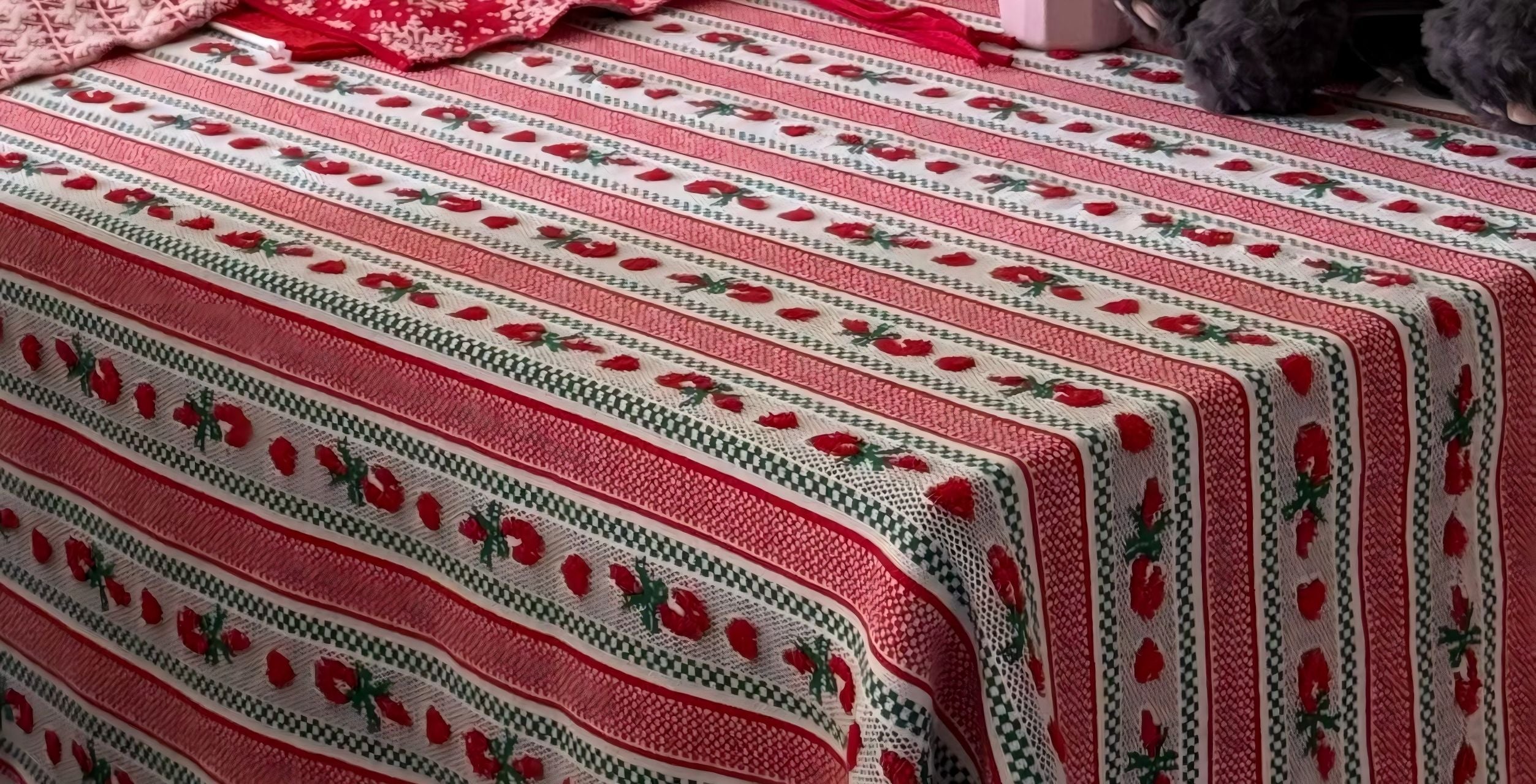 Vintage Strawberry Pattern Dust Cover