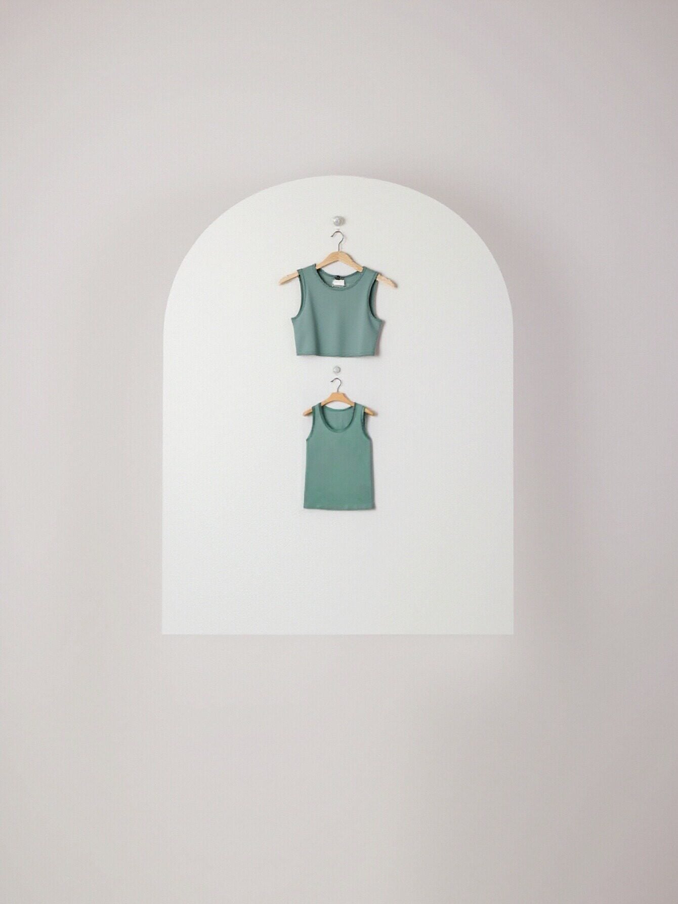 Sleeveless Contrast Trim Neckline Tank