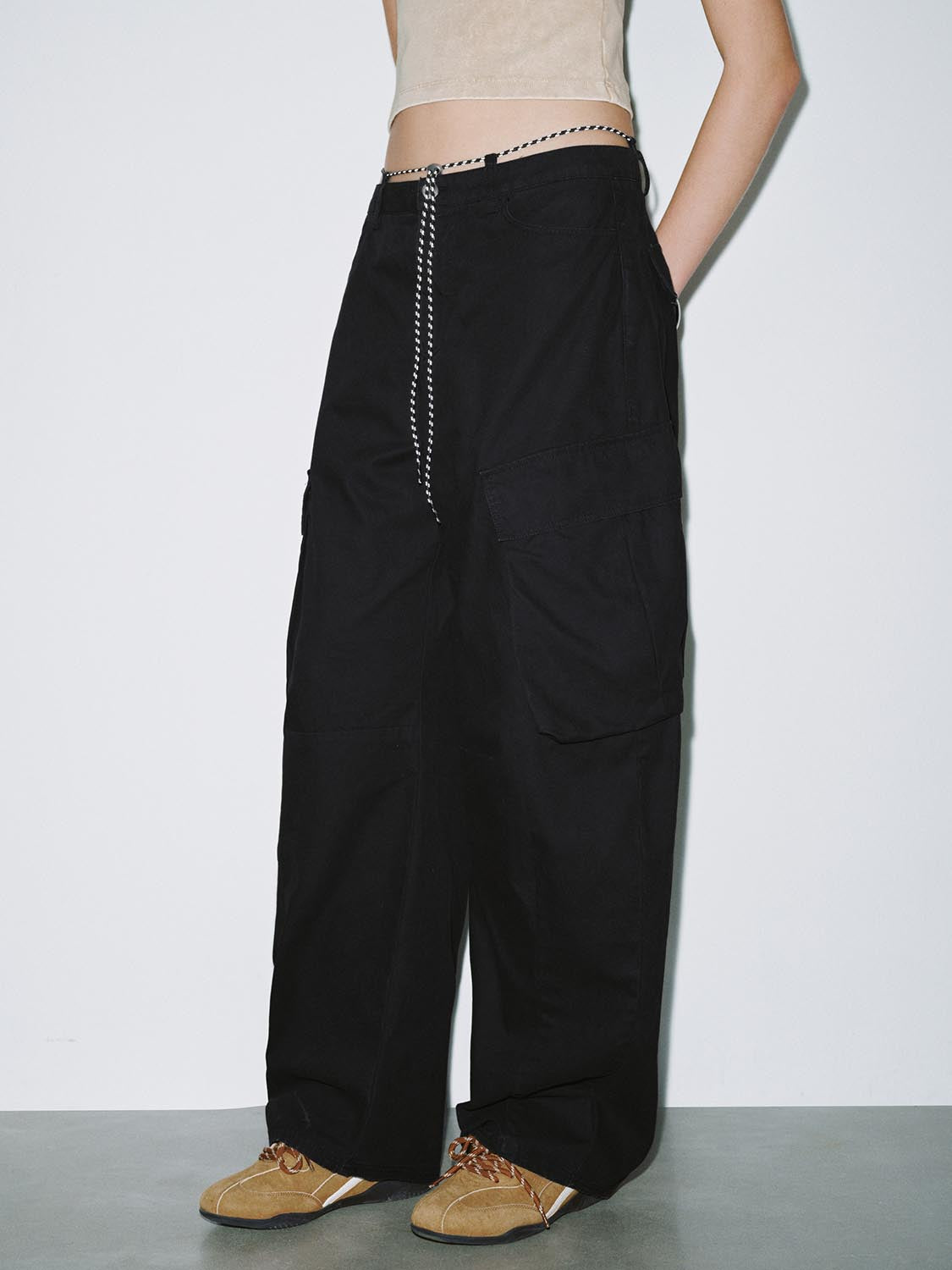 Urban Revivo Carrot Fit Pants-Black
