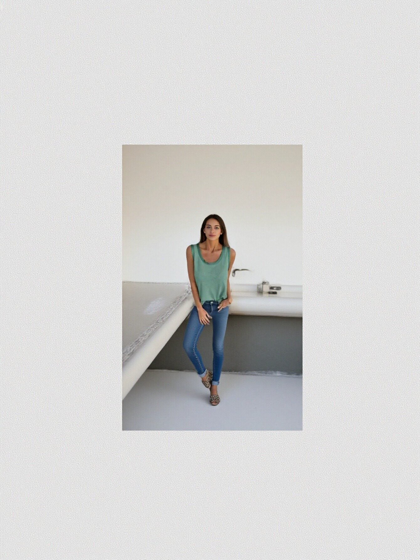 Sleeveless Contrast Trim Neckline Tank