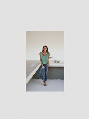 Sleeveless Contrast Trim Neckline Tank