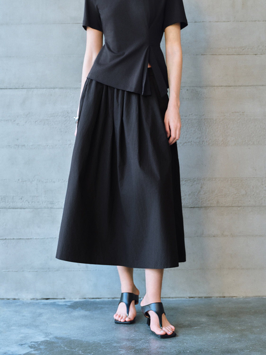 Urban Revivo Elastic Waist Midi A-Line Skirt-Black