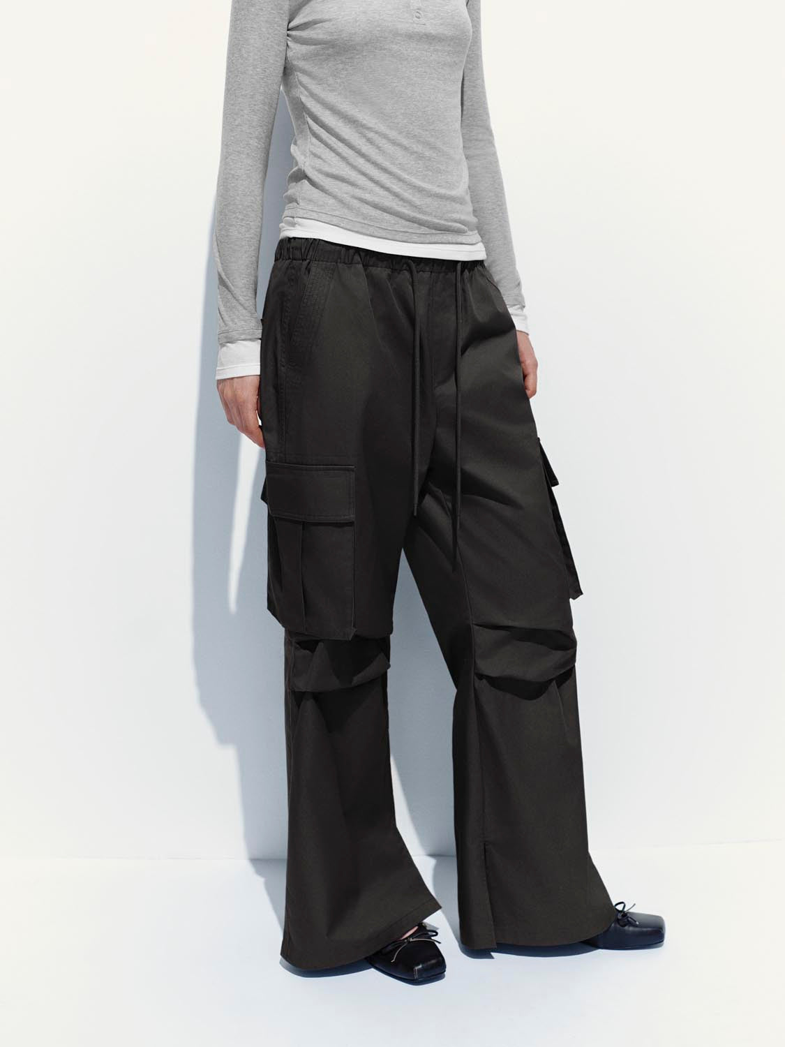 Urban Revivo Drawstring Cargo Flare Pants-Dark Gray