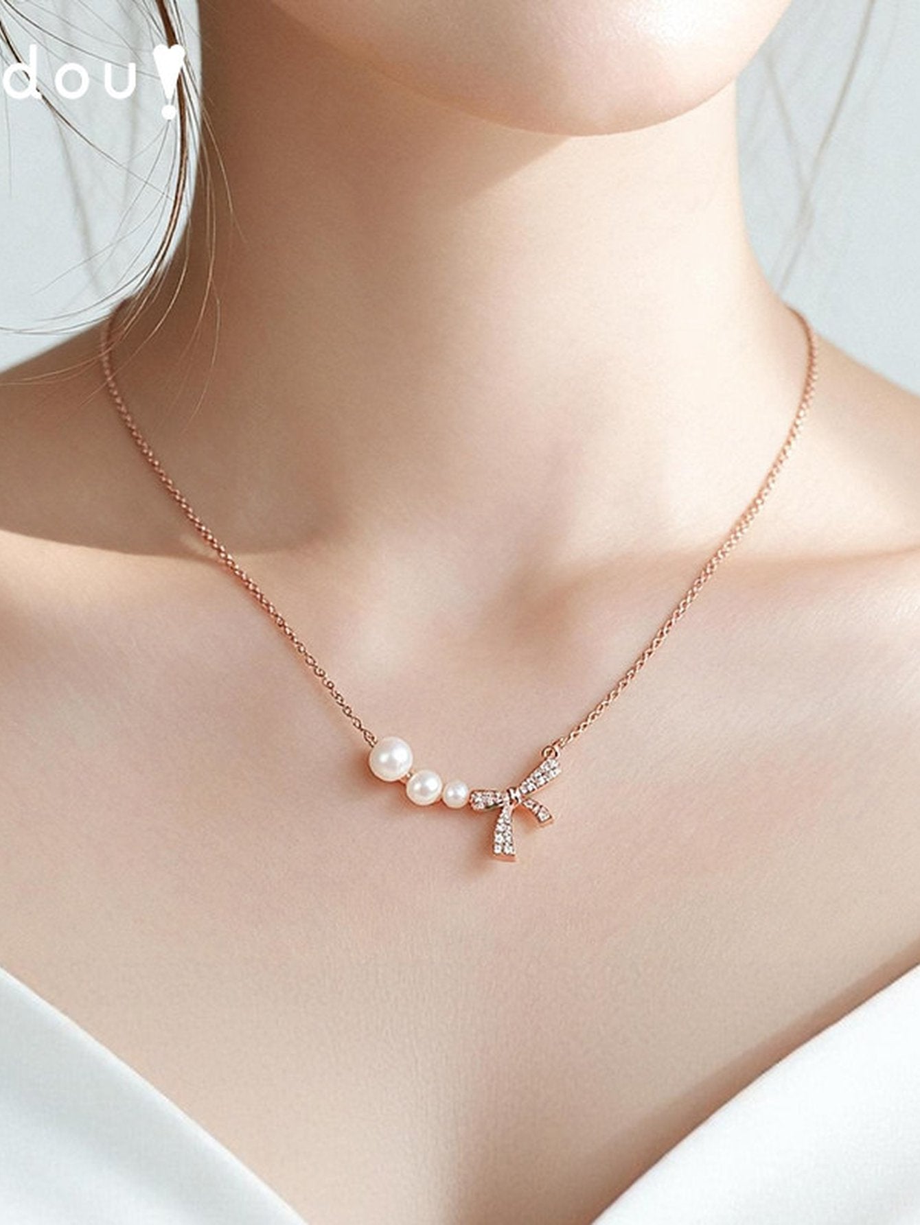 Elegant Pearl Bowknot Gold Necklace