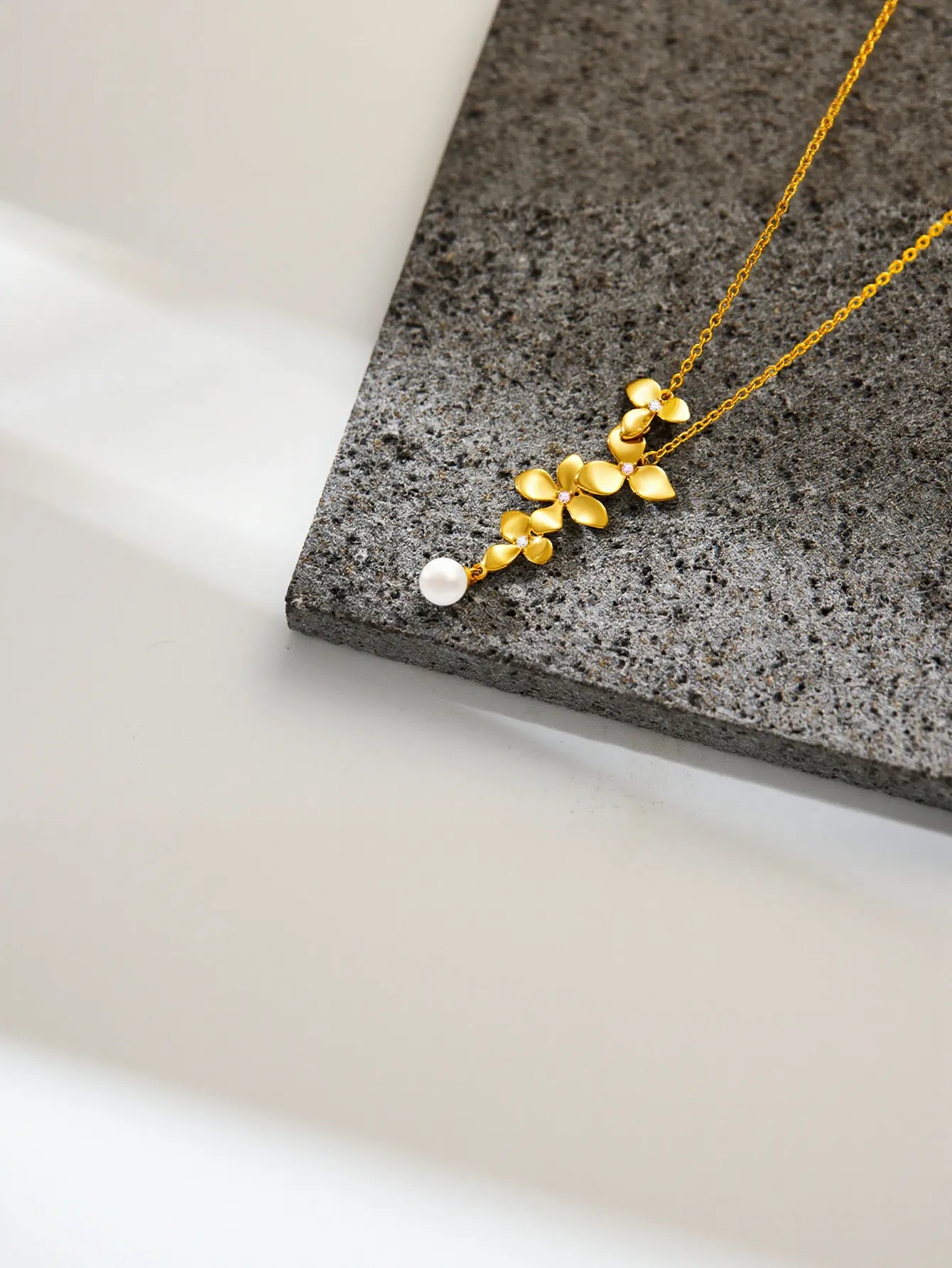 Elegant Floral Pearl Pendant Necklace