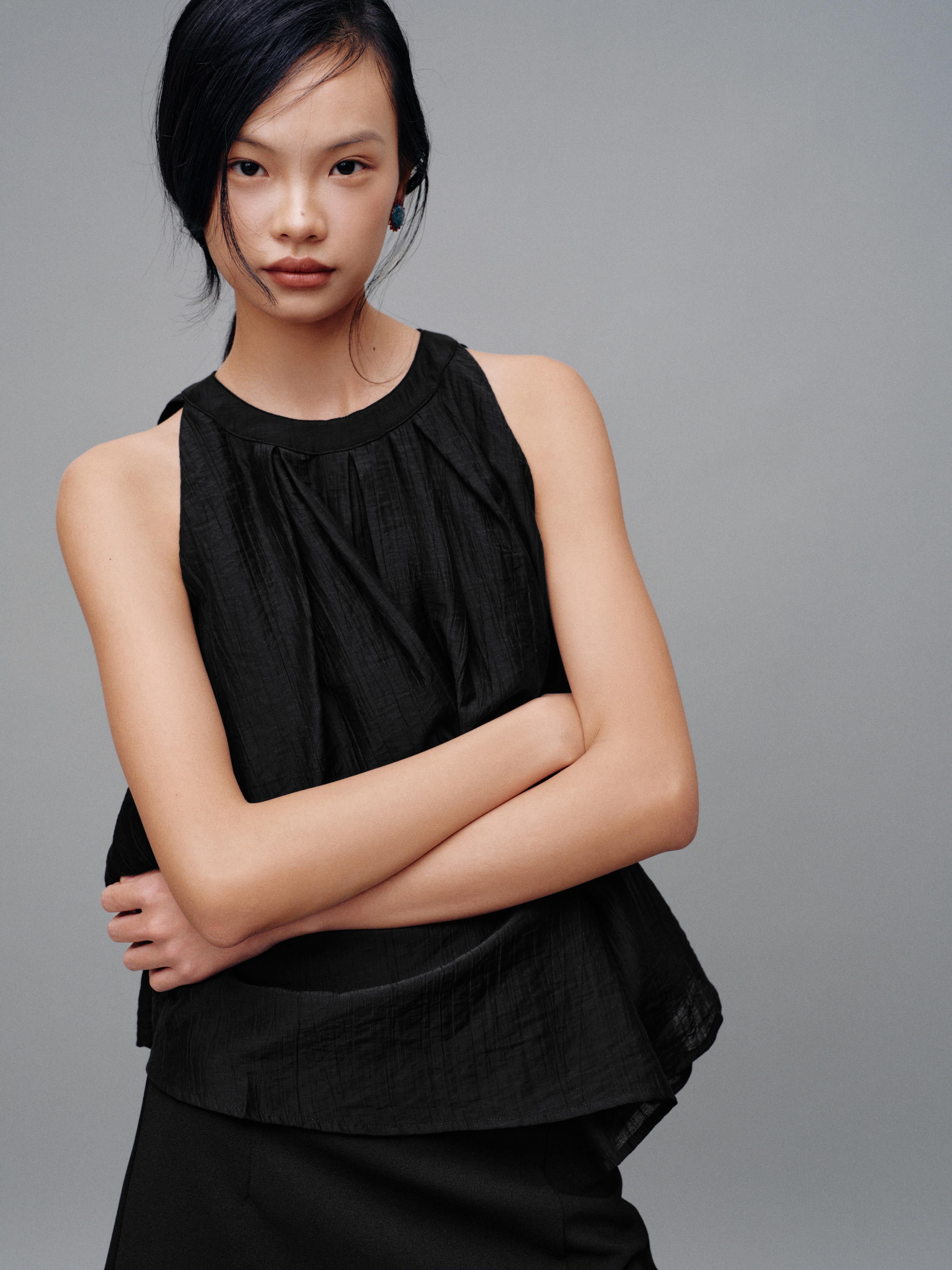 Urban Revivo Crew Neck Sleeveless Overhead Shirts