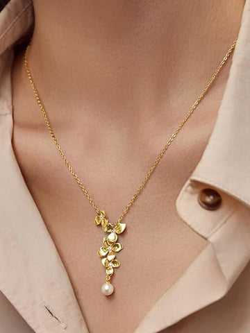 Elegant Floral Pearl Pendant Necklace