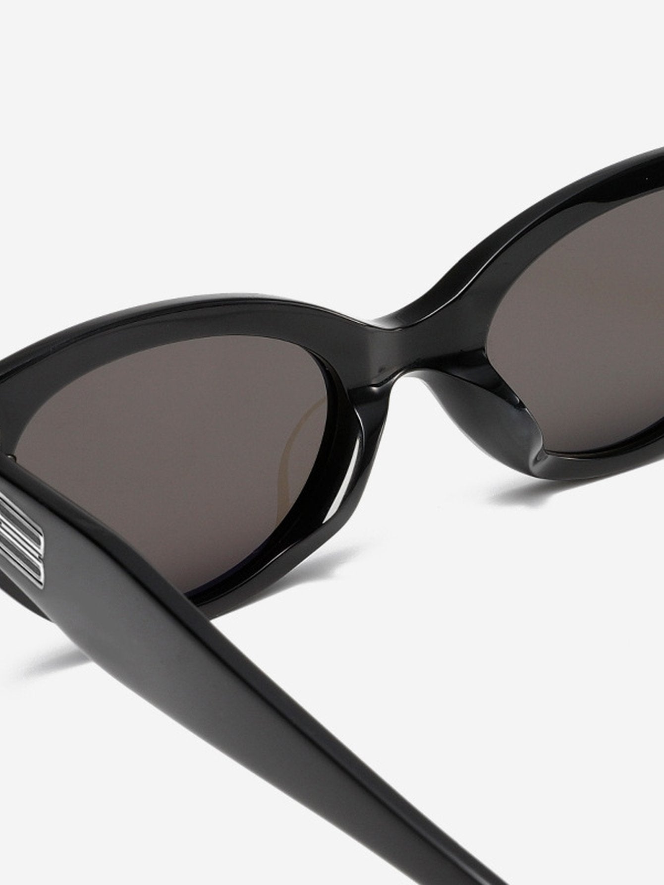 Vintage Oval Black Frame Sunglasses