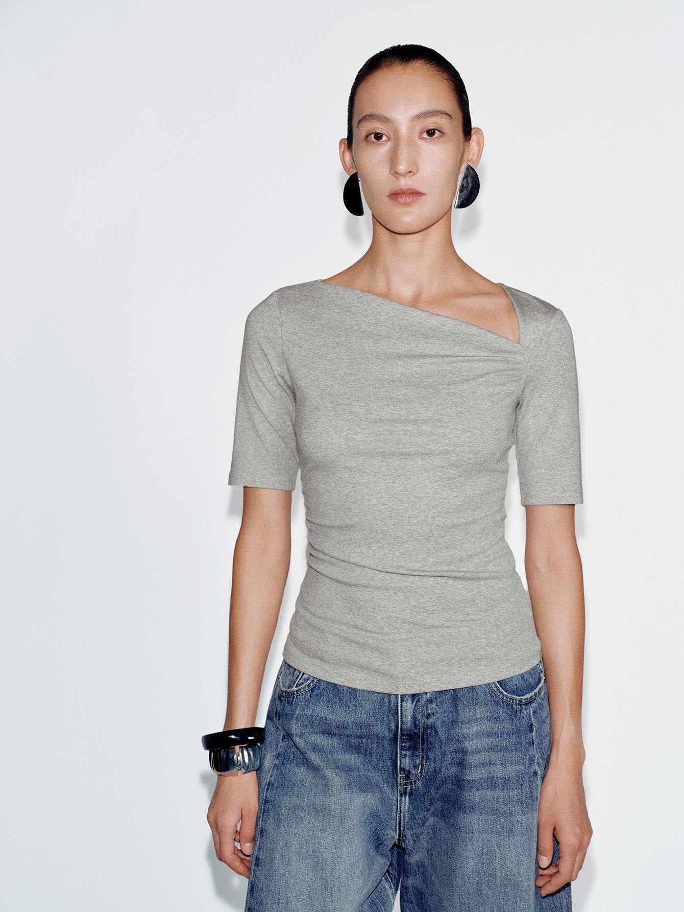 Asymmetric Neck Ruched Skinny Fit T-Shirt