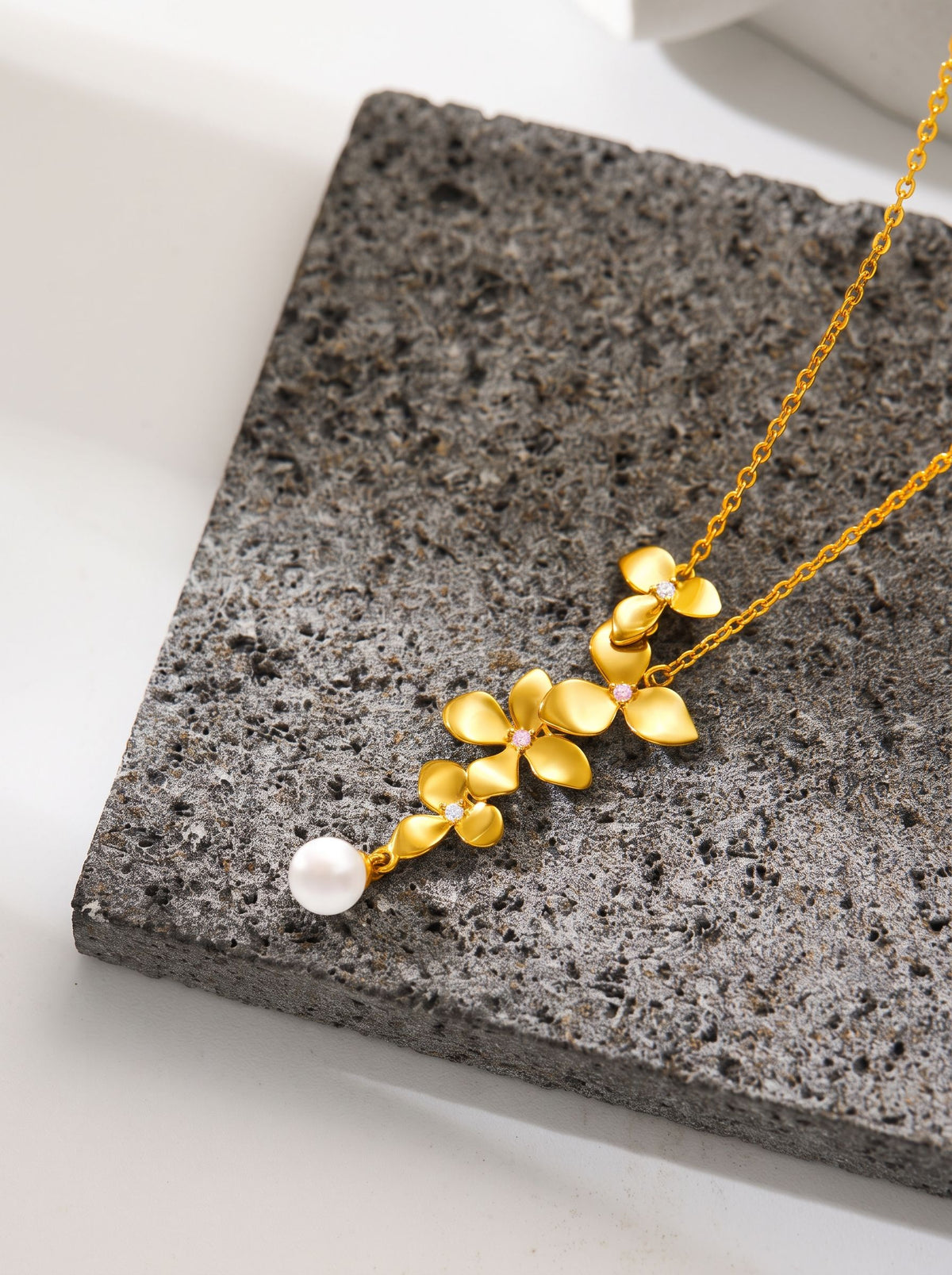 Elegant Floral Pearl Pendant Necklace